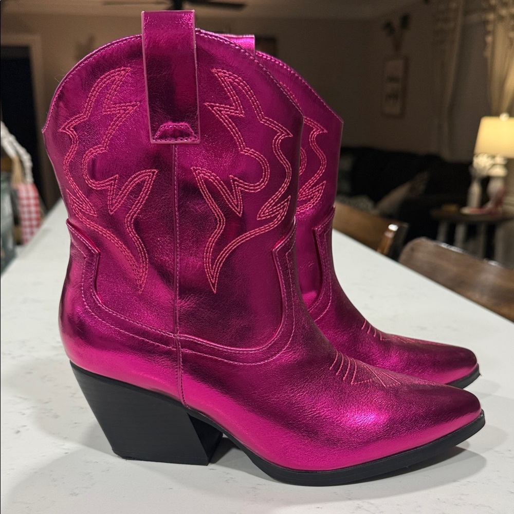 Soda Metallic Fuchsia Heeled Boots